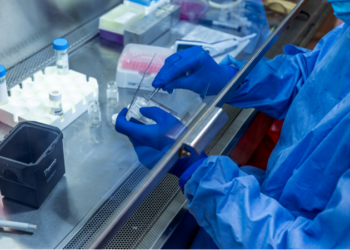 Video/ Sekretari i Shëndetësisë përlotet gjatë vaksinimit të parë të një gruaje në Britani