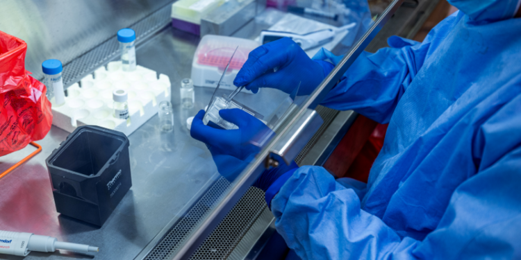 Video/ Sekretari i Shëndetësisë përlotet gjatë vaksinimit të parë të një gruaje në Britani