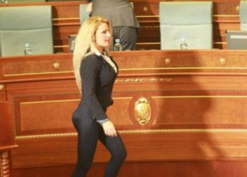 Kë do të hidhje nga avioni Bashën apo Ramën? Ja si përgjigjet deputetja seksi e Kuvendit
