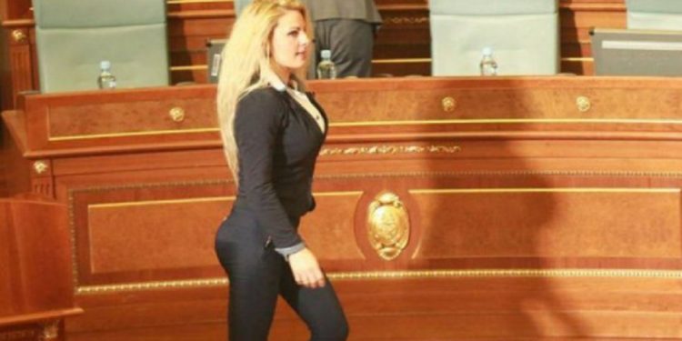 Kë do të hidhje nga avioni Bashën apo Ramën? Ja si përgjigjet deputetja seksi e Kuvendit