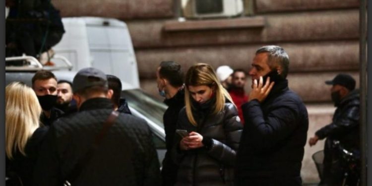 Ish-deputetët e LSI-së shfaqen në protestë