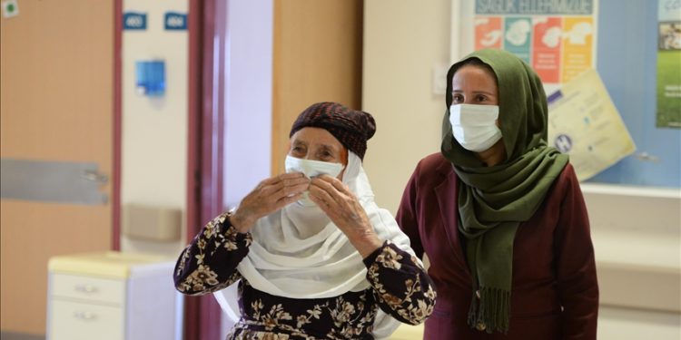 Turqi/ 103-vjeçarja i mbijeton virusit COVID-19