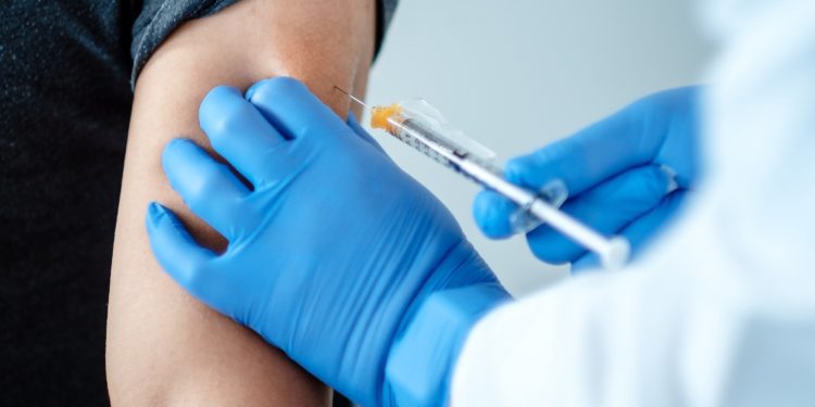 SHBA/ Një tjetër punonjës shëndetësie shfaq shenja alergjie prej vaksinës Pfizer