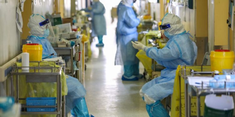 Versioni i ri i COVID-19 në Britani/ OBSH: Jemi në kontakt të afërt me zyrtarët britanikë