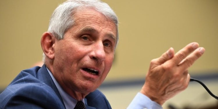 Fauci: Udhëtarët nga Mbretëria e Bashkuar të vaksinohen para se të mbërrijnë në SHBA