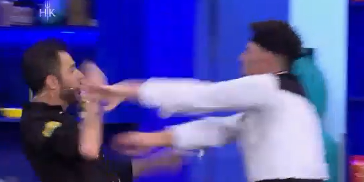 Skandal në Top Channel, konkurrenti qëllon Renato Mekollin: “Na çave k*rin o b*th q*r” (VIDEO)