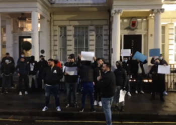 “Unë jam Klodiani”, protestë paqësore para ambasadës së Shqipërisë në Londër