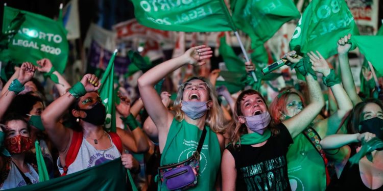 Legalizohet aborti në Argjentinë