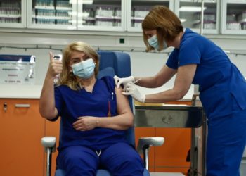 “Jam OK”, bëhet vaksina e parë antiCovid në Greqi (FOTO)