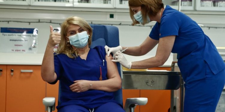“Jam OK”, bëhet vaksina e parë antiCovid në Greqi (FOTO)