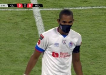 Kapiteni i CD Olimpia është lojtari i parë në botë që luan futboll me maskë