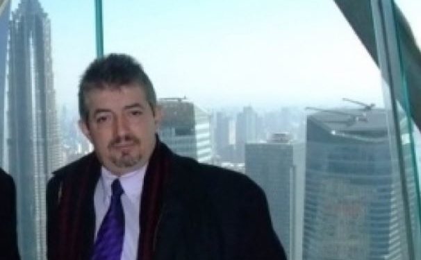 Covid i merr jetën pronarit të Fax News