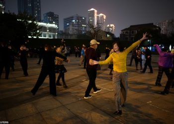 E habitshme/ Në vendin ku nisi Covid tani po festohet, bota vijon ende përballjen me virusin