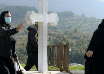 Vizita tek kisha e Laçit, arushë në çati, kanotierë dhe kurban! Shqiptarët gjejnë ‘derman’ tek Perëndia, METODAT për t’u mbrojtur nga COVID-i