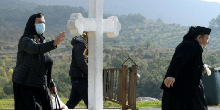 Vizita tek kisha e Laçit, arushë në çati, kanotierë dhe kurban! Shqiptarët gjejnë ‘derman’ tek Perëndia, METODAT për t’u mbrojtur nga COVID-i