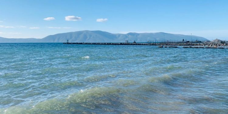 Erë e fortë në Vlorë/ Pezullohet lundrimi i mjeteve të vogla për 24 orë