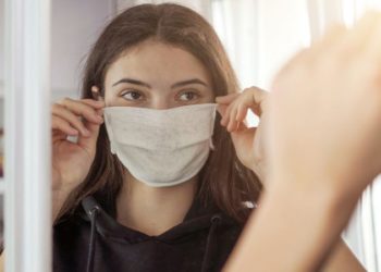 A duhen mbajtur maska edhe pas vaksinës, ja e vërteta