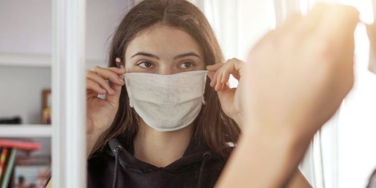 A duhen mbajtur maska edhe pas vaksinës, ja e vërteta