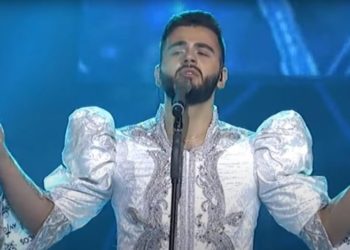 “Është burrë, grua, apo gej”, këngëtari shqiptar reagon pasi u shfaq me fustan në Festivalin e 59-të të RTSH: Më kërcënuan me vdekje