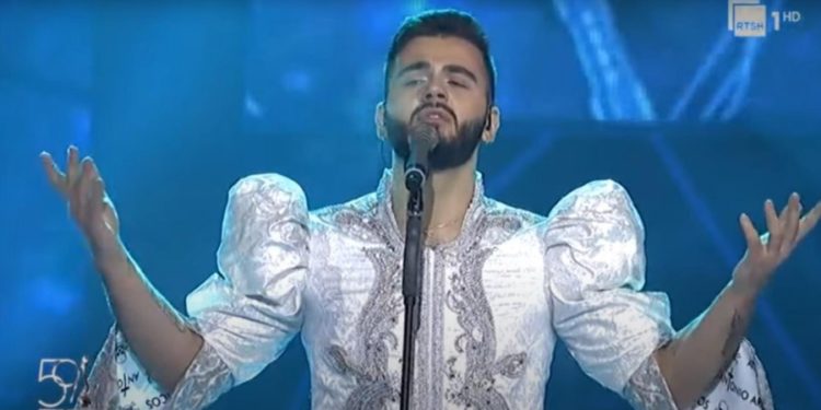 “Është burrë, grua, apo gej”, këngëtari shqiptar reagon pasi u shfaq me fustan në Festivalin e 59-të të RTSH: Më kërcënuan me vdekje