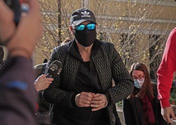 Një natë në qeli, flet avokati i Notis Sfakianakis: Ka dhënë disa autografe