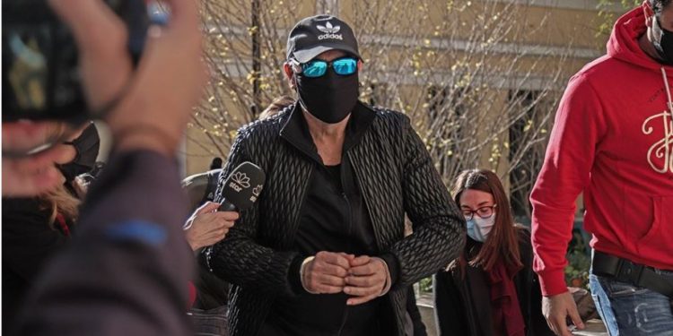 Një natë në qeli, flet avokati i Notis Sfakianakis: Ka dhënë disa autografe