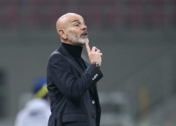 Milan rigjen trajnerin, Pioli rikthehet në pankinë, del negativ në tamponin e fundit