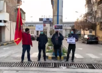 Në Vlorë protestuan vetëm katër persona, njëri prej tyre mbante flamurin