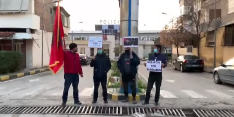 Në Vlorë protestuan vetëm katër persona, njëri prej tyre mbante flamurin
