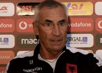 Reja ka lënë gjurmë te Napoli, fotografia e trajnerit në metronë e qytetit