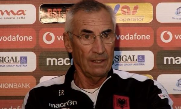 Reja ka lënë gjurmë te Napoli, fotografia e trajnerit në metronë e qytetit