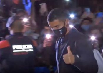 Harrojnë masat anti-Covid, qindra tifozë mblidhen për ta pritur Ronaldon në Barcelonë