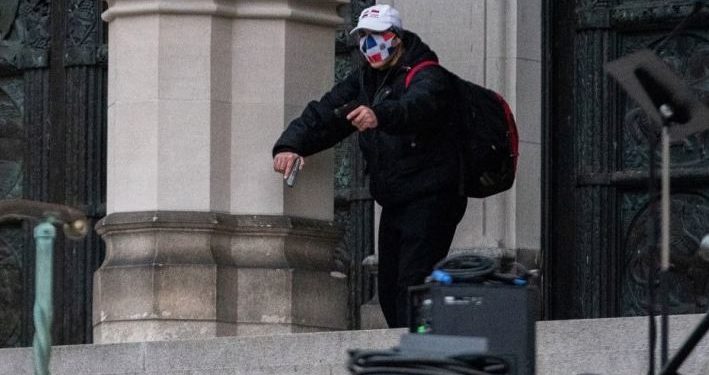 Hyri në Katedrale duke qëlluar me armë, ekzekutohet prej efektivëve të policisë