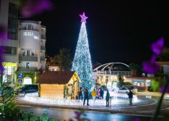 Saranda në atmosferën e festave të fundvitit dhe vezullimin e dritave shumëngjyrëshe (FOTO)