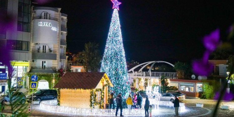 Saranda në atmosferën e festave të fundvitit dhe vezullimin e dritave shumëngjyrëshe (FOTO)