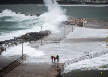 Shqipëria pasdite në pushtetin e shiut, përmbytje në Itali, Greqia bëhet gati për stuhi dhe breshër