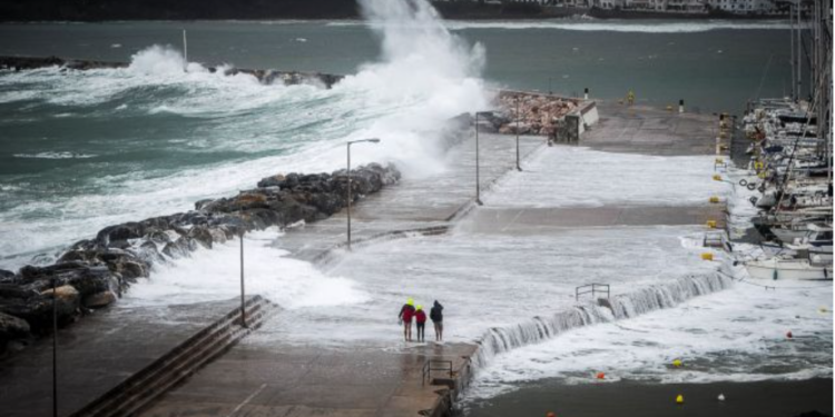 Shqipëria pasdite në pushtetin e shiut, përmbytje në Itali, Greqia bëhet gati për stuhi dhe breshër