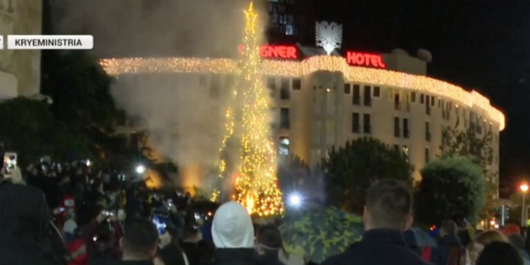 Protestuesit djegin pemën e Krishtlindjes para Kryeministrisë (FOTO)