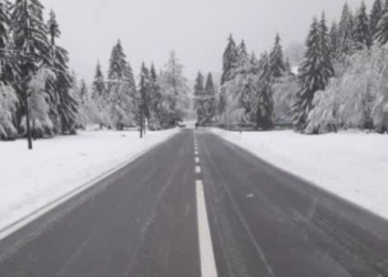 Dëbora mbulon Dardhën e Voskopojën