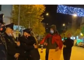 Ana tjetër e protestës në Durrës, të rinjtë duartrokasin dhe përqafojnë policët (VIDEO)