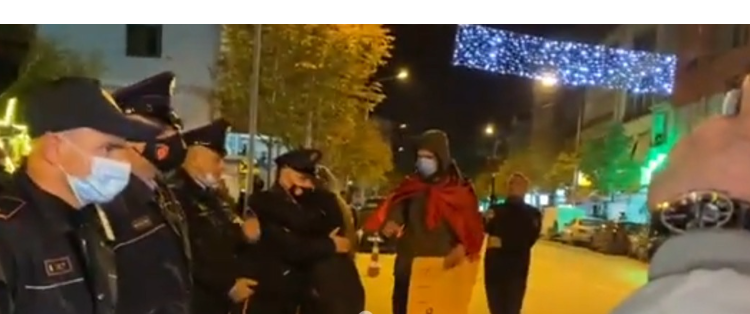 Ana tjetër e protestës në Durrës, të rinjtë duartrokasin dhe përqafojnë policët (VIDEO)