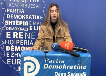 Denoncimi gjysmak i PD Sarandë për Adrian Gurmën dhe keqpërdorimi i të rinjve si kopje e shëmtuar e politikës së vjetër (VIDEO)