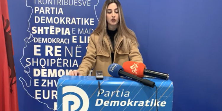 Denoncimi gjysmak i PD Sarandë për Adrian Gurmën dhe keqpërdorimi i të rinjve si kopje e shëmtuar e politikës së vjetër (VIDEO)