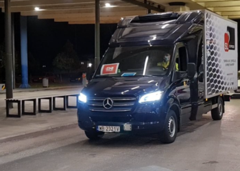 Festë në Greqi, mbërrijnë dozat e para të vaksinës antiCovid (VIDEO)