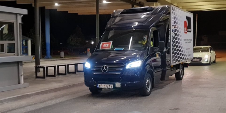 Festë në Greqi, mbërrijnë dozat e para të vaksinës antiCovid (VIDEO)