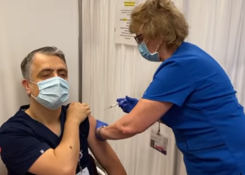 VIDEO/ Vaksinohet me Pfizer shqiptari i parë në botë, mesazhi për bashkëkombasit: S’kam patur as temperaturë, as dhimbje