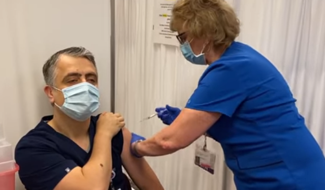 VIDEO/ Vaksinohet me Pfizer shqiptari i parë në botë, mesazhi për bashkëkombasit: S’kam patur as temperaturë, as dhimbje