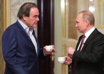 Pse e injoron perëndimi? Regjizori i njohur Oliver Stone vaksinohet me rusen Sputnik V