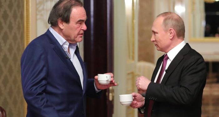 Pse e injoron perëndimi? Regjizori i njohur Oliver Stone vaksinohet me rusen Sputnik V