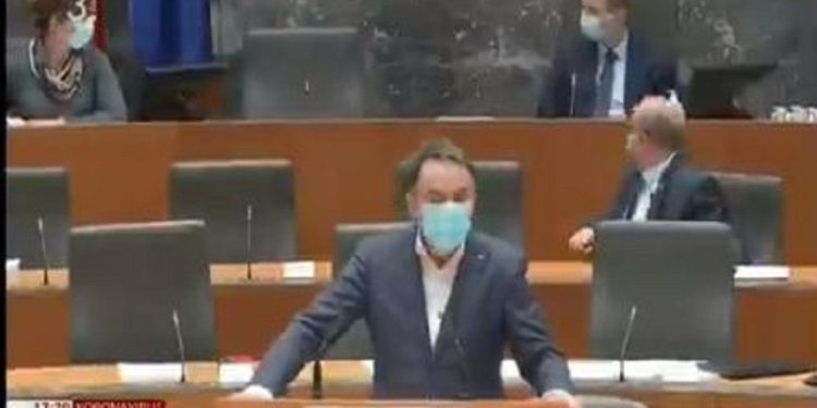 Tërmeti i fuqishëm i Kroacisë trondit edhe parlamentin e Sllovenisë, politikanët largohen të alarmuar (Video)